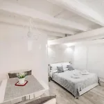 Enchanting Studio Apartment In Trastevere